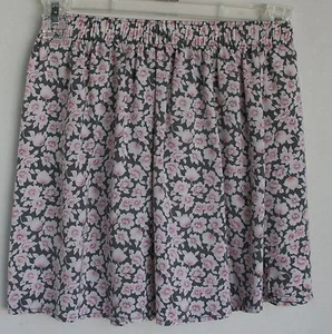 HOLLISTER Falda Gris Oscuro con Estampado Floral Crema y Rosa Usada en Excelente Condición Xs - Imagen 1 de 2