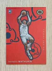 Bennedict MATHURIN /149 Dynagon Red 2022-23 Panini CHRONICLES #523 PACERS RC - Foto 1 di 2