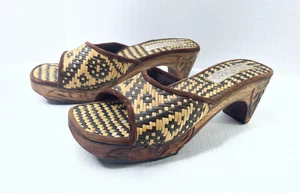 Ananias Holz geschnitzter Absatz Sandalen gewebte Oberteile braun beige Slipper - Bild 1 von 8