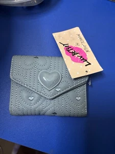 NUEVO CON ETIQUETAS BETSEY JOHNSON Cartera Triple Solapa Acolchada Corazón Cosido Patrón Azul - Imagen 1 de 4