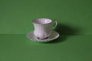 Royal Albert Chantilly Teetasse mit Untertasse Kaffeetasse Tasse klein - Picture 1 of 2
