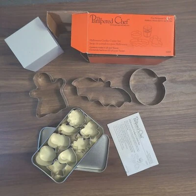 Cortadores de galletas y creativos de Halloween Pampered Chef 1097 1095 con lata Foto 1 de 3