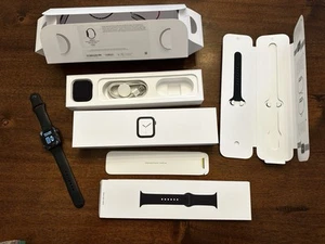 Apple Watch Series 4 44mm kosmiczna czarna aluminiowa obudowa pęknięty ekran - działa - pudełko - Zdjęcie 1 z 10
