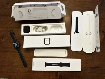 Apple Watch Series 4 44mm Space Black Aluminum Case cracked Screen - Works - Box - Image 1 of 4