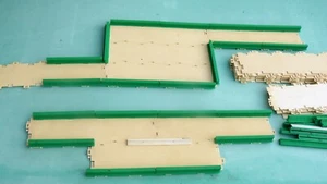 Marque MINIA - Routes avec bordures vertes à assembler. Long = 24cm, larg = 6cm - Photo 1/6
