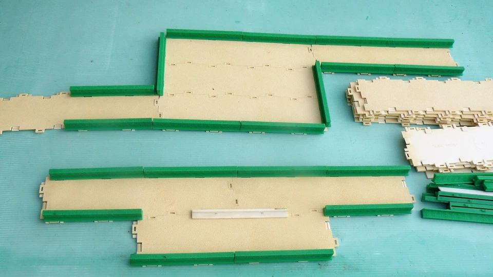 Marque MINIA - Routes avec bordures vertes à assembler. Long = 24cm, larg = 6cm - Photo 1/4
