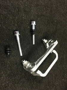 FOR NISSAN QASHQAI QASHQAI +2 REAR BRAKE CALIPER CARRIER BRACKET SUPPORT HANGER - Picture 1 of 1