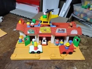 Fisher-Price Little People 2500 Main Street Play Set 1986 NON completo con extra - Foto 1 di 20