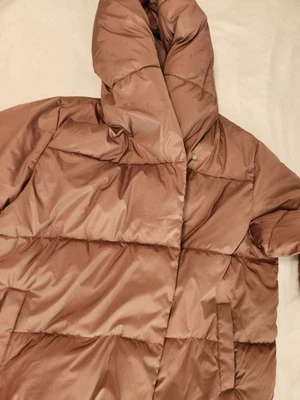 Abrigo acolchado largo marrón con capucha resistente al agua 2 XL Old Navy para mujer botón con cremallera Foto 1 de 4