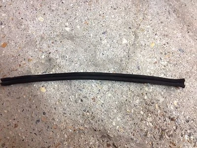 Porsche 924 944 (1979-1991) Puerta Ventana Guía de Goma Trasera, Soporta el Cristal Foto 1 de 4