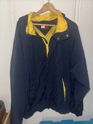 Jaqueta corta-vento masculina vintage década de 1990 Tommy Hilfiger azul marinho amarela tamanho GG - Imagem 1 de 3