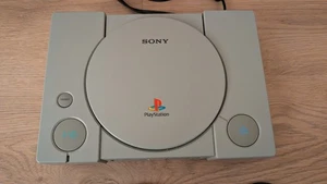 Playstation 1 mit Kabel / Ohne Controller / Funktionsfähig + guter Zustand - Bild 1 von 2