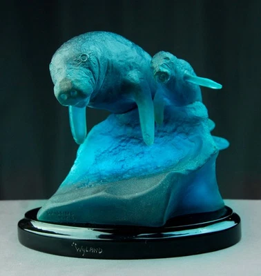 Escultura grande de manatí Robert Wyland 1992 azul acrílico madre bebé ternero firmada Foto 1 de 4