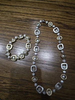 Colar/pulseira elástica geométrica de pérolas de água doce prata ouro escovado - Imagem 1 de 3