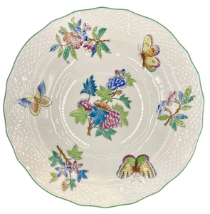VINTAGE SIGNED HEREND QUEEN VICTORIA PATTERN 8" PORCELAIN SALAD PLATE, HUNGARY - Picture 1 of 13
