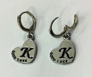 ORECCHINI EARRINGS COPPIA CERCHIETTI COLOR ACCIAIO CIONDOLO LETTERA K GOOD LUCK - Picture 1 of 1
