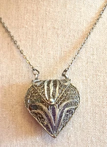 Collana con ciondolo medaglione cuore tono argento filigrana filata vintage piena di cristalli - Foto 1 di 5