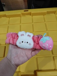 ER1- Rosa Stirnband mit Hase und Erdbeere. - Bild 1 von 3