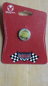 Prendedor de neumáticos de Luigi's Casa de la Casa de los Neumáticos de Disney Cars nuevo en tarjeta de tienda Disney - Imagen 1 de 2