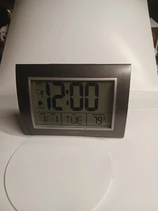 Acurite Atomic Alarm Clock with Date, Day of Week and Temperature J32 - Picture 1 of 6