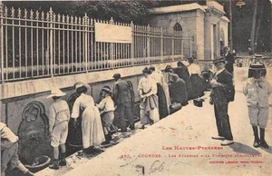 CPA 65 LOURDES LES PELERINS A LA FONTAINE MIRACULEUSE - Picture 1 of 1