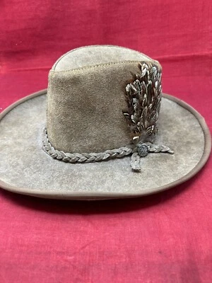 Gorra de cuero vaquero de colección United Hatters y sombrero Millinery Union pluma MEDIANA Foto 1 de 4