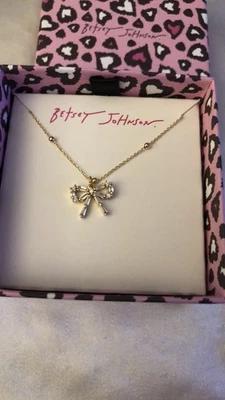 Collar colgante Betsey Johnson delicado tono dorado arco detalles de cristal nuevo con etiquetas Foto 1 de 4