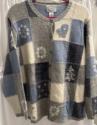 Suéter de Navidad Stitches in Time grandes copos de nieve árboles a cuadros gris y blanco talla L Foto 1 de 3