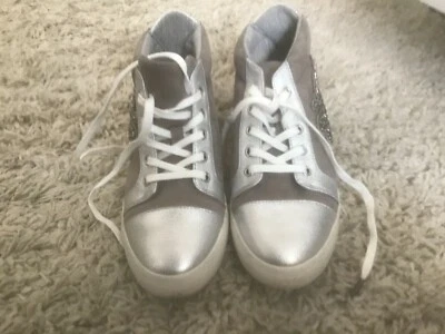 Zapatillas altas Nine West gris gamuza/plateado adornadas con cordones 6 m para mujer) Usadas en excelente estado Foto 1 de 4