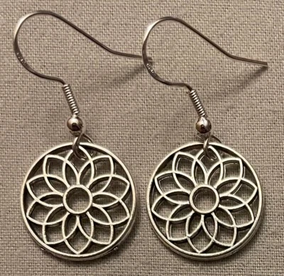 PENDIENTES GEOMÉTRICOS DE FLOR DE LOTO - Peltre con alambres de plata de ley Foto 1 de 4