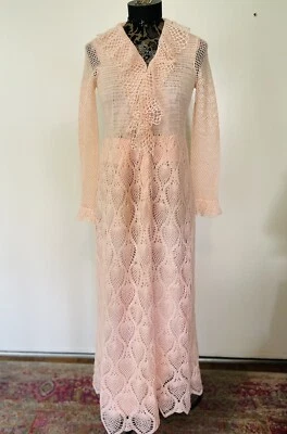 Maxi Vestido Vintage Años 70 Hecho a Mano Crochet Rosa Manga Larga Cottage Boho Tejido Pequeño Foto 1 de 4