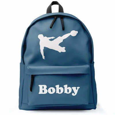 THE CLOTHING SHED Personalisierter Rucksack Fußballspieler Schulanfang Junge individueller Name Klasse Nu...