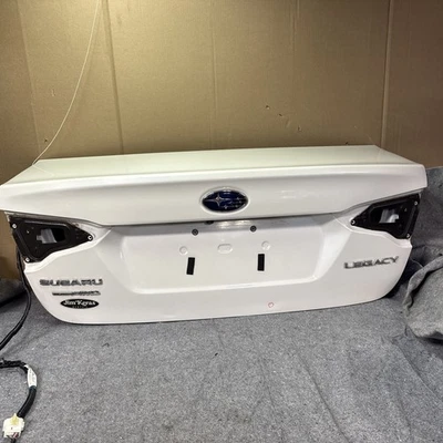 Subaru Legacy 2020-2023 sedán tapa maletero - blanco metálico Foto 1 de 4