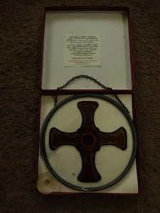 Vintage geflügeltes Herz ST CUTHBERT'S CROSS Buntglas rund - Bild 1 von 14