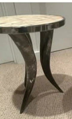 18 in. Mesa auxiliar vintage de 3 patas con cuernos originalmente $1,500. Foto 1 de 3