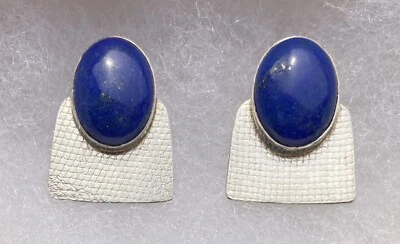 JUEGO DE PENDIENTES DE POSTE CABUJONES DE LAPISLÁZULI HECHOS A MANO Y BISEL DE PLATA ESTERLINA Foto 1 de 3