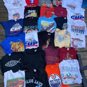 LOTE DE 28 camisetas gráficas vintage varias tallas - The Beatles, puntada única - Imagen 1 de 13
