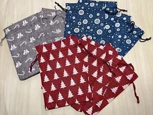 12 bolsas de arpillera de Navidad con cordón regalo regalo 7” X 5” rojo gris azul impreso - Imagen 1 de 5