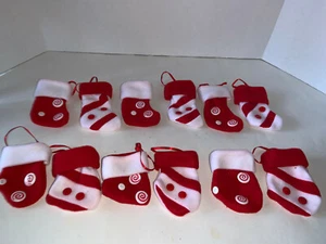 NUEVO DE LOTE ANTIGUO Juego de 12 Adornos Colgantes Medias de Fieltro, Mitones Rojos y Blancos - Imagen 1 de 9
