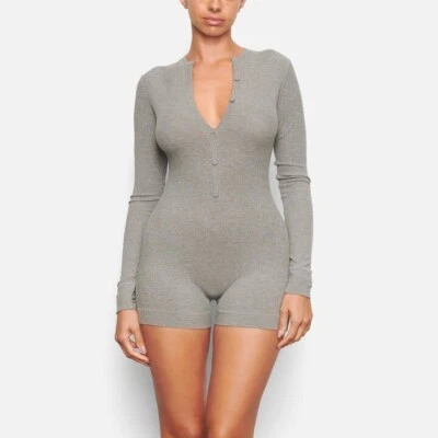 SKIMS мягкий лаунж на пуговицах Henley комбинезон вересковый серый 4 X - Изображение 1 из 4