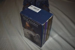 His Dark Materials Series/box set Philip Pullman (1st Edition/Varied printing) - Imagen 1 de 9