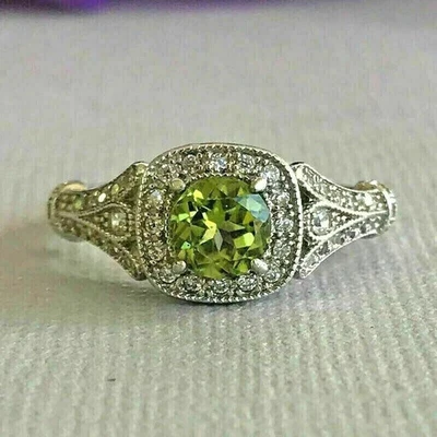 Anillo de compromiso redondo de 2 quilates con halo de peridoto simulado para mujer enchapado en oro blanco de 14 quilates Foto 1 de 4