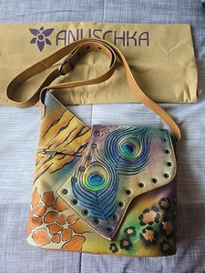 Borsa a tracolla Anuschka pelle dipinta a mano pavone premium safari patta dustbag - Foto 1 di 13