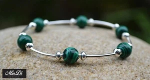 Pulsera elástica con plata esterlina y malaquita. Hecho a mano en Sydney. - Imagen 1 de 5