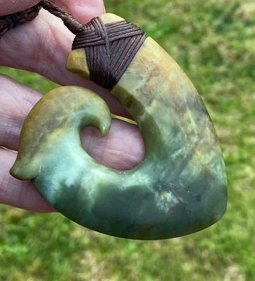 NATHAN JERRY NZ RAUKARAKA POUNAMU GREENSTONE FLOWER JADE MAORI HEI MATAU HOOK - Image 1 of 4