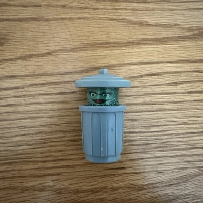 De colección Muppets Oscar the Grouch Pop-Up Papelera Juguete 1.5" Años 80 Plaza Sésamo Foto 1 de 4