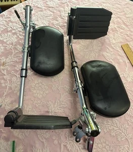 Invacare Rollstuhl Erhöhung Beinstütze Standard gepolsterte Wadenpolster Fußplatten - Bild 1 von 10