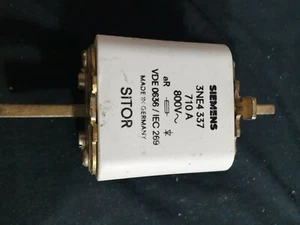 SIEMENS 3NE337 3NE4-337 FUSE 710A 800V WITH SLOTTED BLADE CONTACTS - Picture 1 of 3