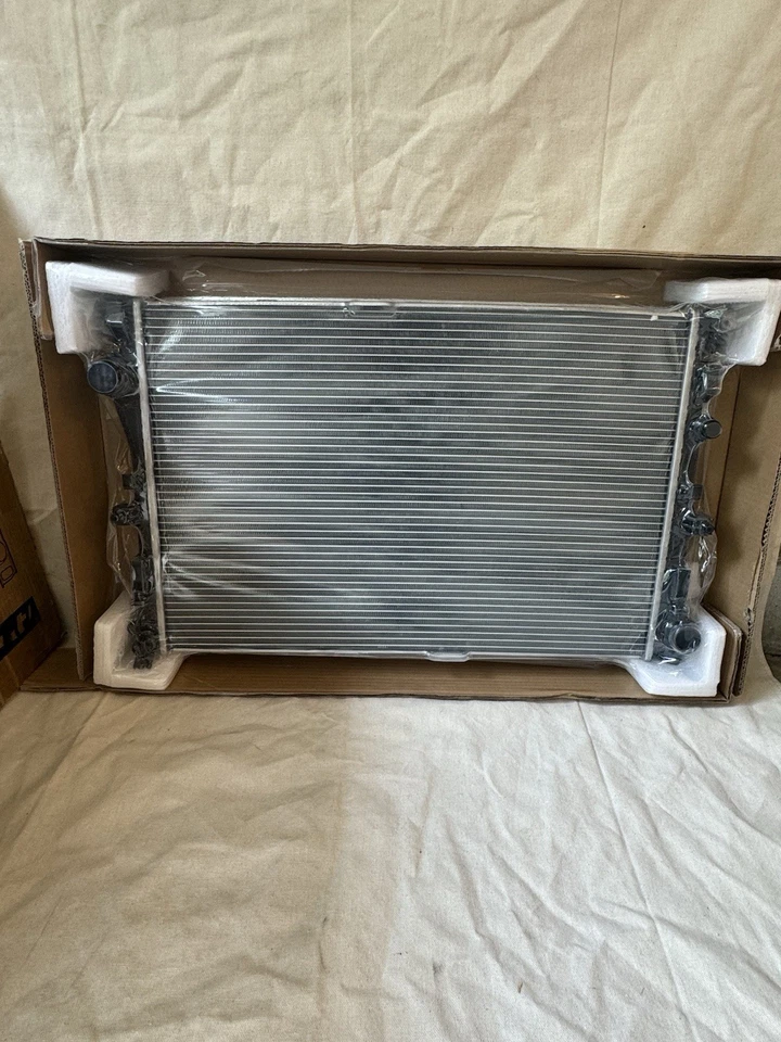 A-Premium 铝散热器(无油冷却器)- 适合 2015-2018 梅赛德斯-奔驰 C300 — 第 1/4 张图片