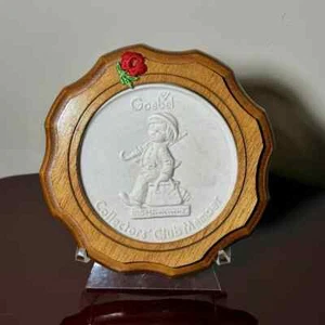 Hummel Figur 6" Collectors’ Club Mitglied Plakette gerahmt auf Holz (ohne Ständer) -- Neu - Bild 1 von 3